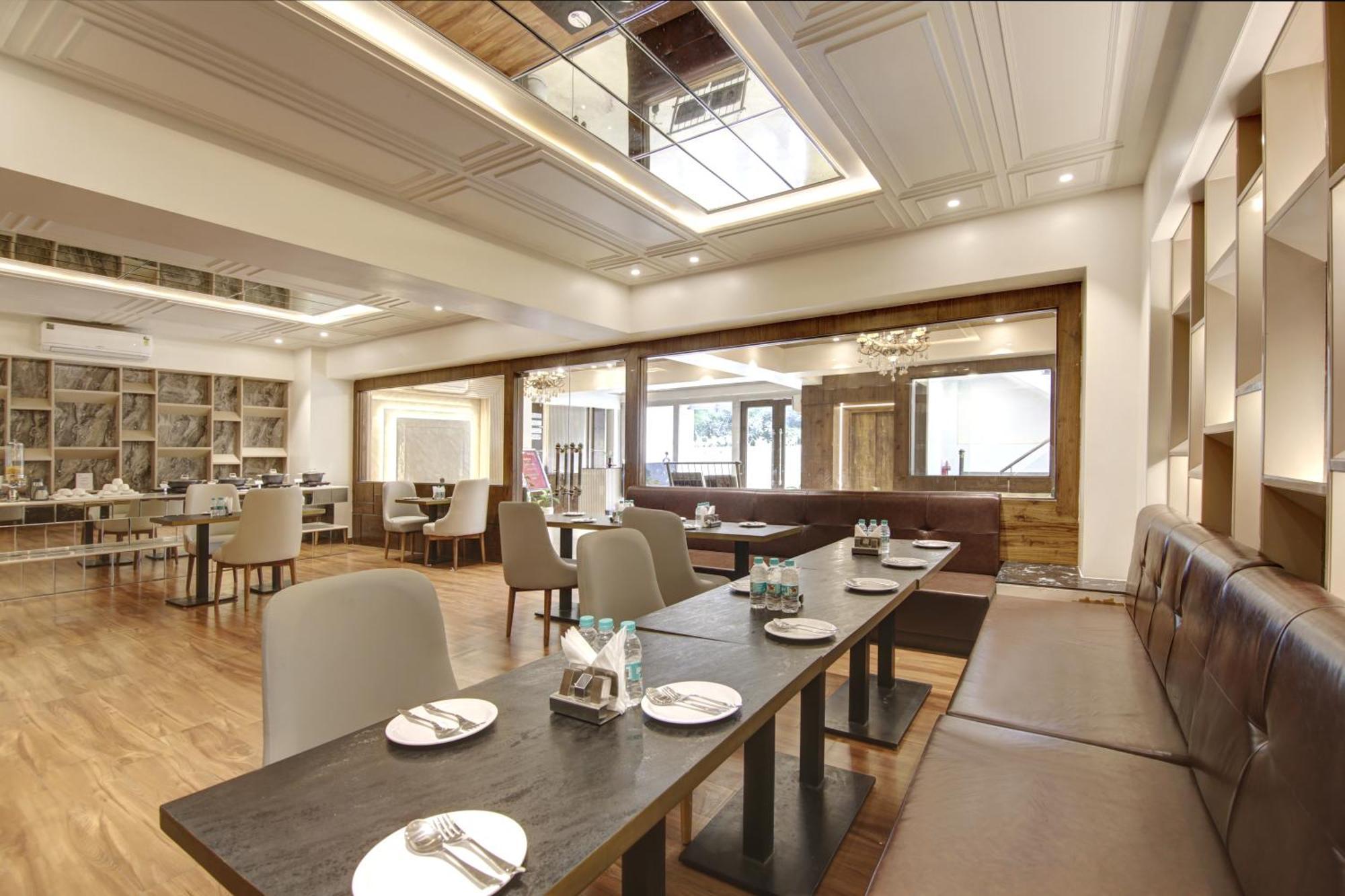 Marks Hotel & Banquet Нойда Екстер'єр фото