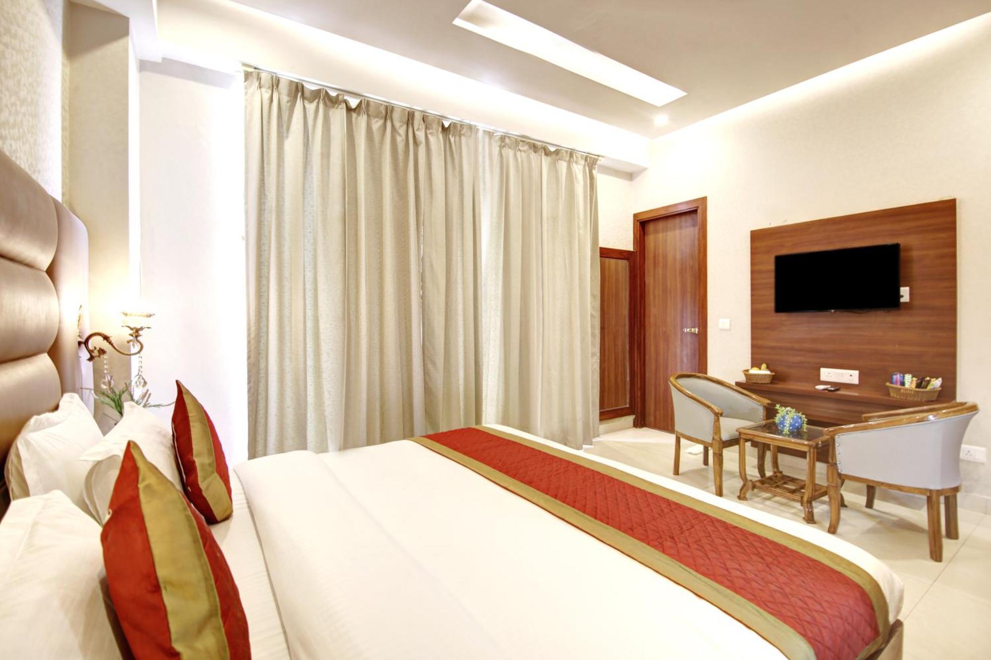 Marks Hotel & Banquet Нойда Екстер'єр фото