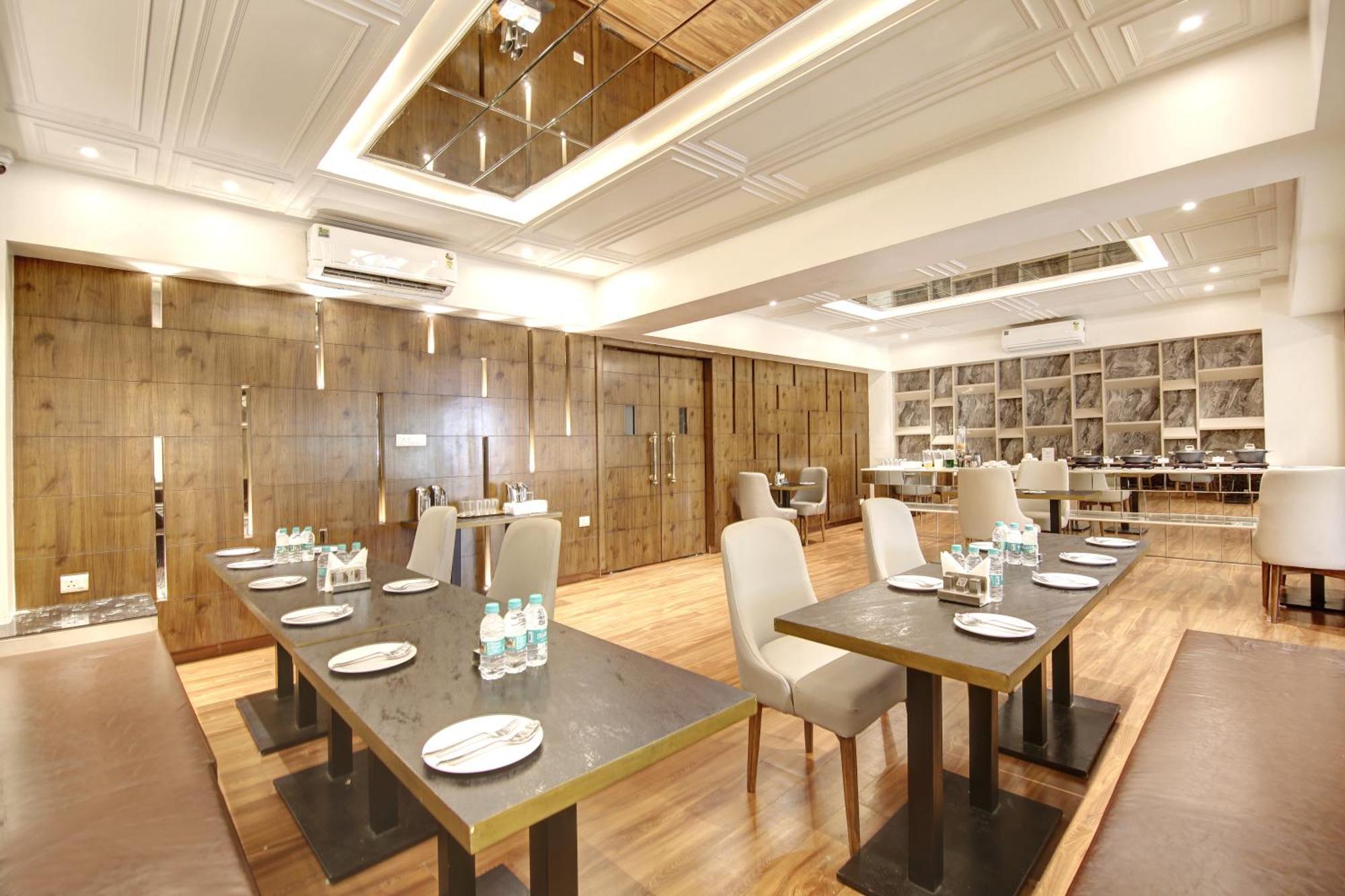 Marks Hotel & Banquet Нойда Екстер'єр фото