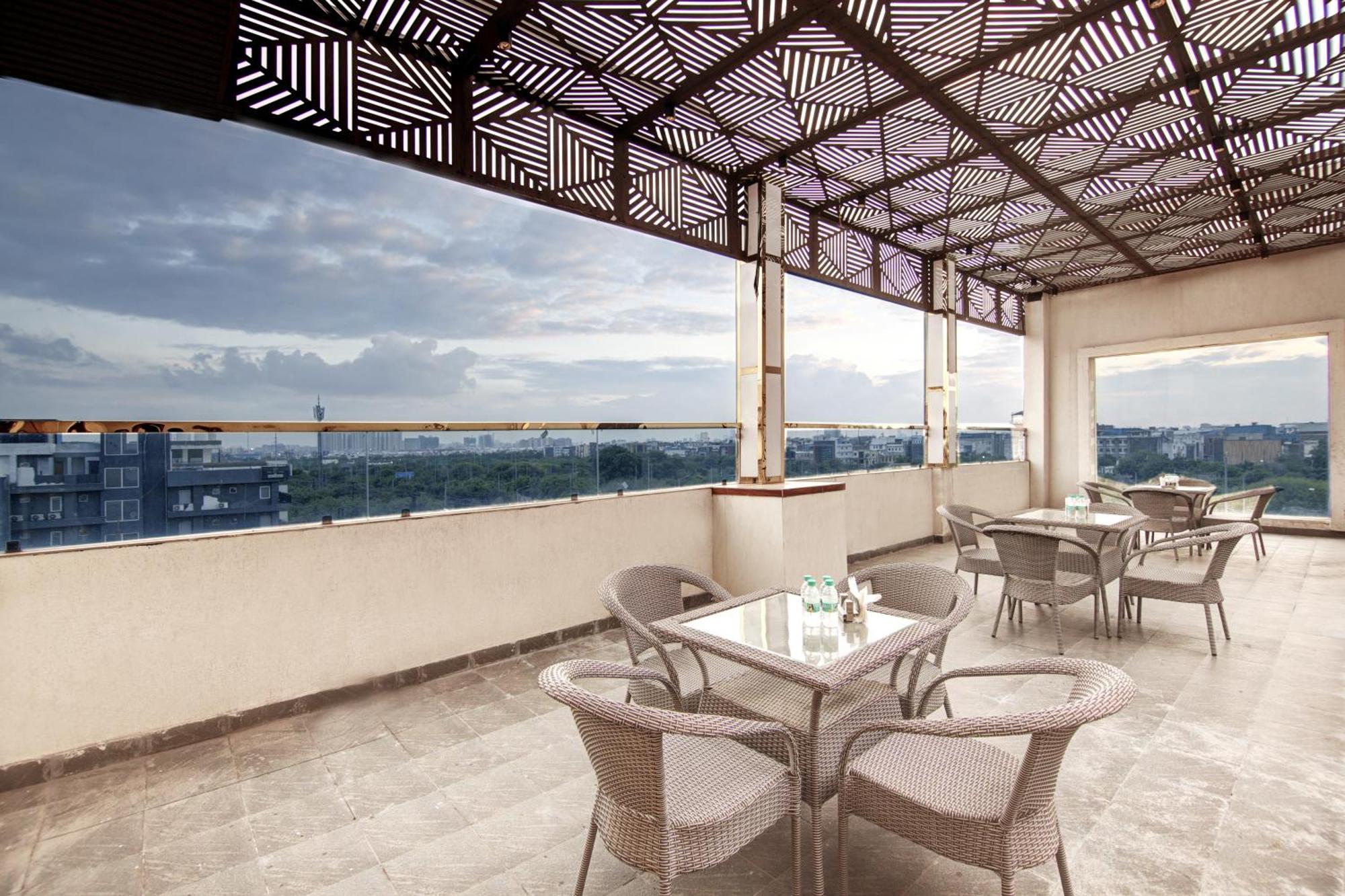 Marks Hotel & Banquet Нойда Екстер'єр фото