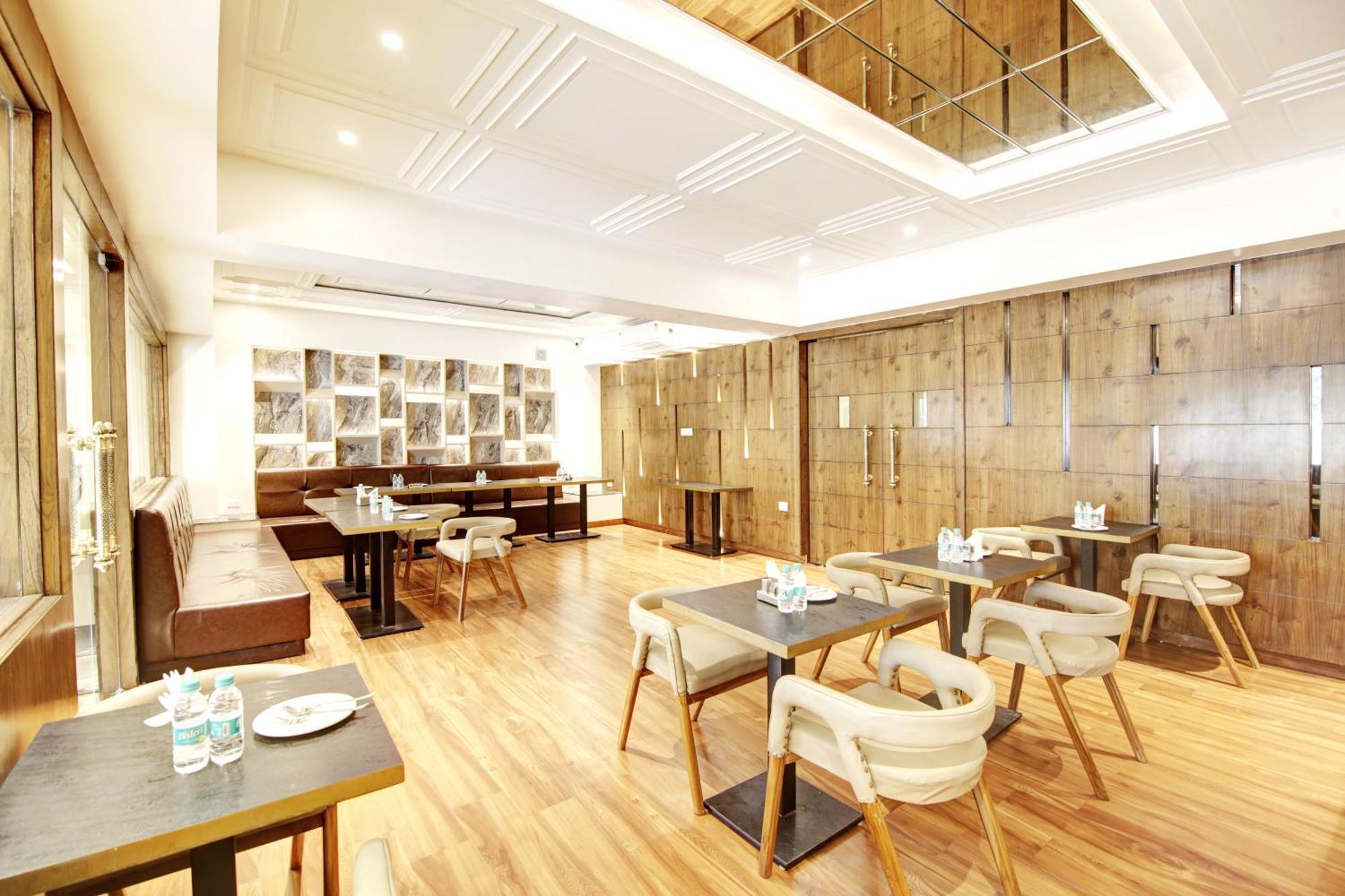Marks Hotel & Banquet Нойда Екстер'єр фото