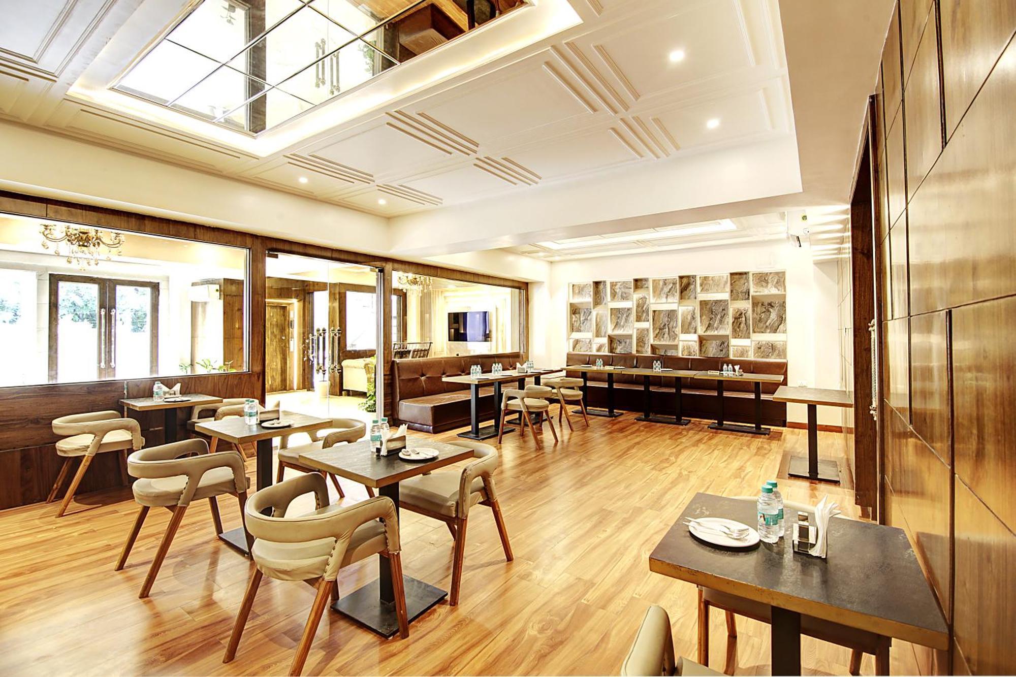 Marks Hotel & Banquet Нойда Екстер'єр фото