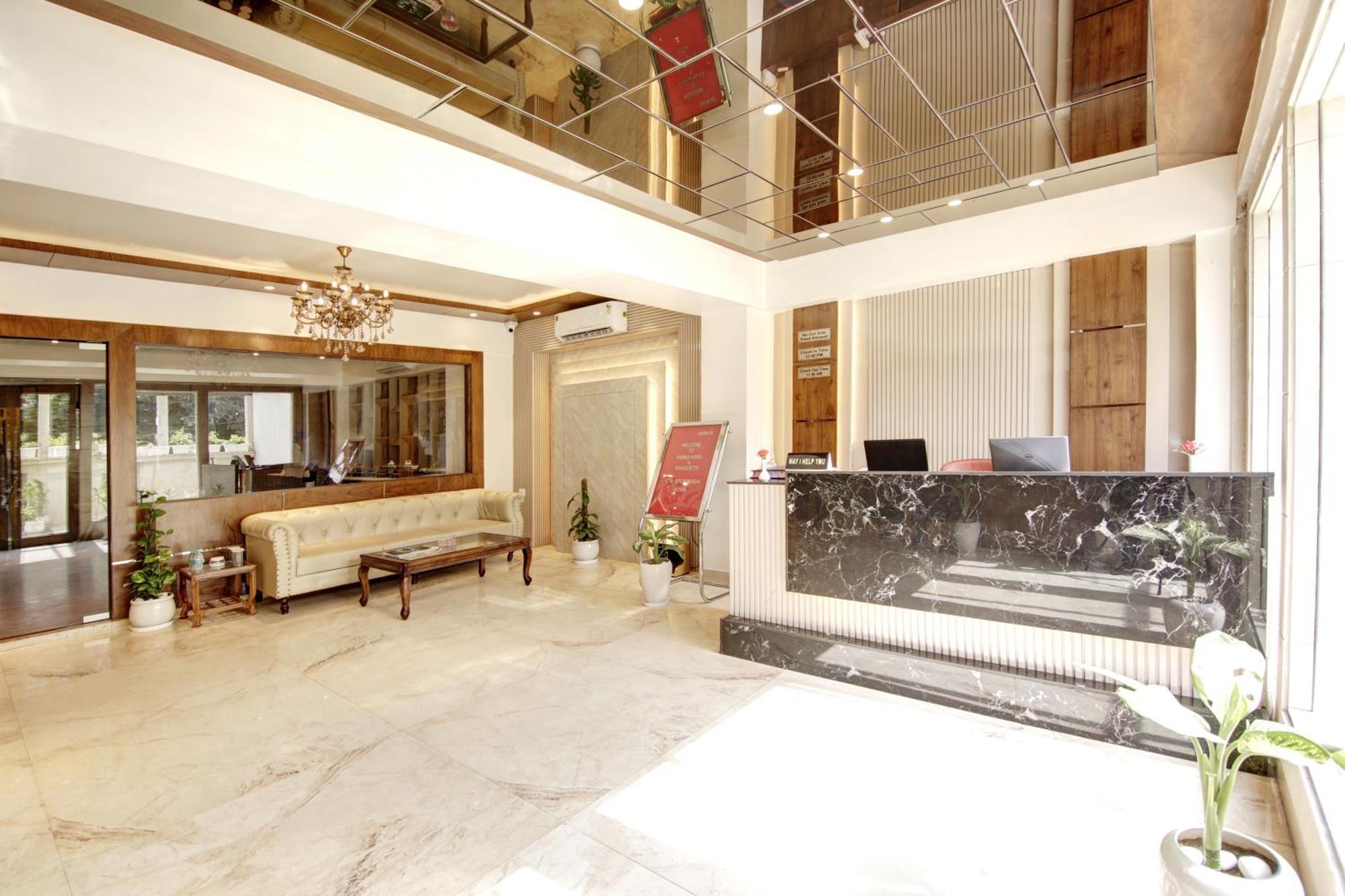 Marks Hotel & Banquet Нойда Екстер'єр фото